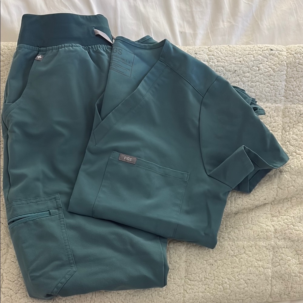 FIGS hydrogreen scrub set